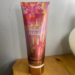 Victoria Secret Velvet Petals Heat Body Lotion